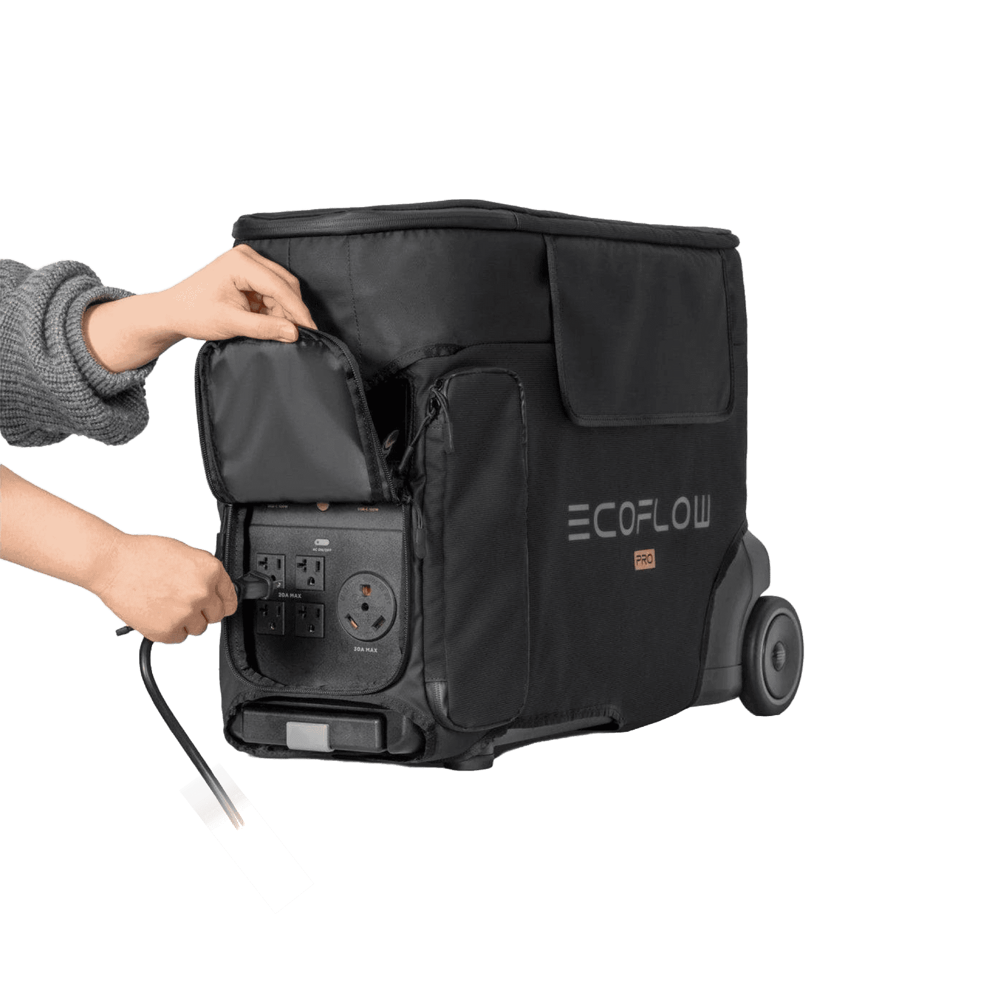 Eine große schwarze Tragetasche mit der Aufschrift ECOFLOW PRO darauf, seitlich zwei Rollen, vorne Steckdosen, eine Hand öffnet eine Klappe und steckt ein Kabel ein.