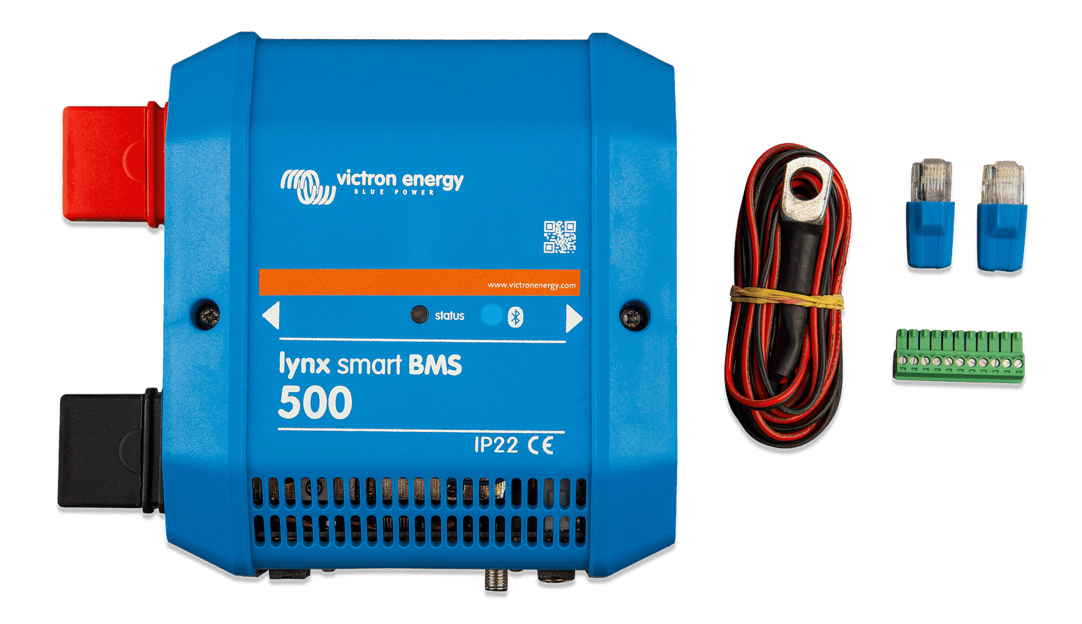Ein blaues Victron Lynx Smart BMS 500 Modul mit orangenen und schwarzen Anschlüssen, ein Kabel mit Ringöse, zwei blaue Netzwerkstecker und eine grüne Anschlussleiste sind sichtbar.