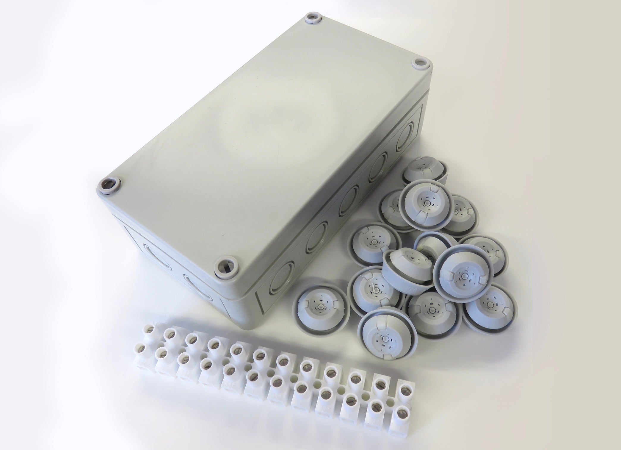 kleine-verteilerdose-mit-6-kabelverschraubungen-inkl-klemme